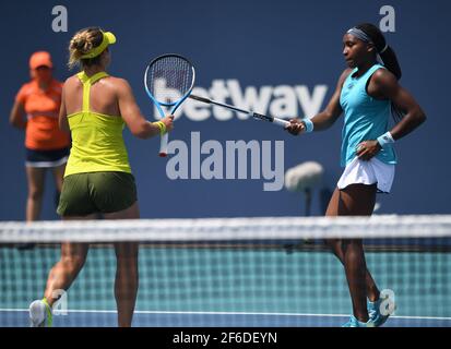 Miami Gardens, FL, USA. März 2021, 30th. Coco Gauff, Caty McNally vs Giuliana Olmos, Gabriela Dabrowski bei den 2021Miami Open im Hard Rock Stadium am 30. März 2021 in Miami Gardens, Florida. Kredit: Mpi04/Media Punch/Alamy Live Nachrichten Stockfoto