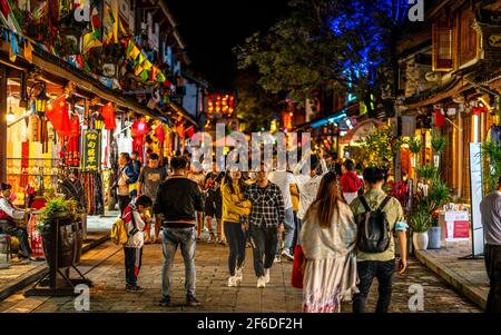 Dali China , 5. Oktober 2020 : Dali Altstadt Straße genannt Ausländer Straße voller Menschen in der Nacht in Dali Yunnan China Stockfoto