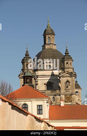 Das Kloster Pazisnis und die Kirche der Heimsuchung im barocken Baustil, der größte Klosterkomplex, Wahrzeichen in Kaunas, Stockfoto
