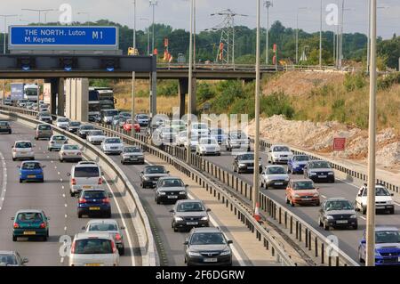 Starker Verkehr durch einen Kontrafluss auf der Autobahn M1 bei Luton, zwischen der Kreuzung 25/26, Autobahn M1. In der Nähe von Luton, Großbritannien. M1, in der Nähe von Luton, Großbritannien. August 2006, 13 Stockfoto