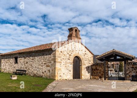 Eremitage von Nuestra Señora de los Dolores und Friedhof von Horcajuelo de la Sierra Stockfoto