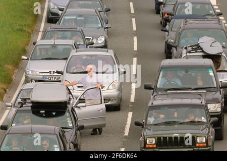 Der Verkehr steht still, auf der A303 bei Stonehenge. A303 eine der Hauptstraßen in das Westland. A303, in der Nähe von Stonehenge, Wiltshire, Großbritannien. August 2006, 4 Stockfoto