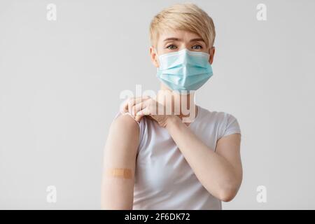 Frau, die geimpft Immunität gegen covid-19, empfohlene Impfung, Coronavirus-Programm Stockfoto