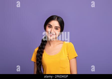 Porträt der lächelnden jungen freundlichen indischen Frau Stockfoto