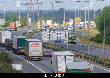 Verkehr auf der Autobahn M25 in der Nähe von Waltham Cross, zwischen Kreuzung 25/26. M25 Autobahn, in der Nähe von Waltham Cross, Hertfordshire, Großbritannien. August 2006, 2 Stockfoto