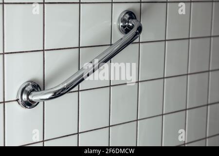 Handlauf für behinderte und ältere Menschen im Bad. Bad Griff Sicherheit in der Krankenpflege-Station, gesund starke medizinische Konzept. Stockfoto