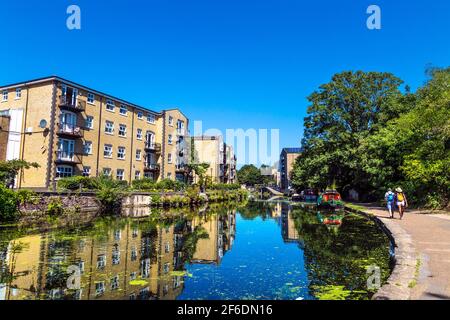 Menschen, die auf dem Treidelpfad des Regents Canal in der Nähe von Mile End und Victoria Park, London, Großbritannien, spazieren gehen Stockfoto