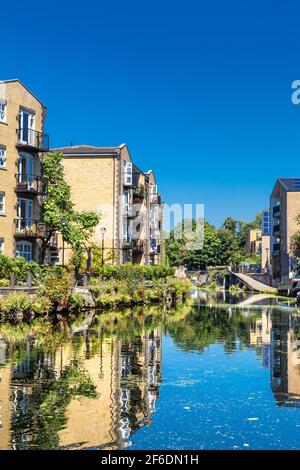 Häuser am Kanal entlang des Regents Canal in der Nähe von Mile und Victoria Park, London, Großbritannien Stockfoto
