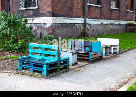 Bänke aus zurückgewonnenen Materialien in den Gärten der Shoreditch Kirche (St. Leonard's Shoreditch), London, Großbritannien Stockfoto