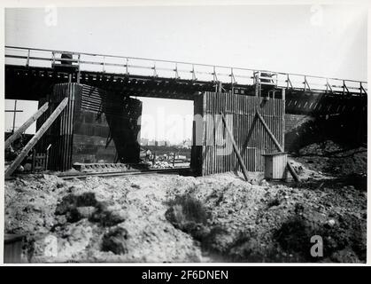 Wiederaufbau des Viadukts über die Malmö Ystads Eisenbahn, auf der Strecke zwischen Malmö und Trelleborg. Provisorische Viaduktpaletten. Stockfoto