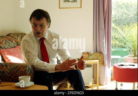 ANDREW SMITH IN SEINEM HAUS AUF DEM ANWESEN VON BLACKBIRD LEYS IN OXFORD,27/2/04 PILSTON Stockfoto