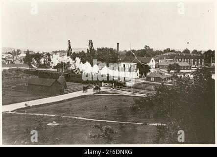 Steel Fors, Eskilstuna um 1890. Munkedals Dampflokomotive mit Personenzug auf der Straße in Richtung Flen. Stockfoto