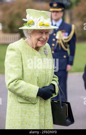 Queen Elizabeth II nimmt an einem Gottesdienst zum 100. Jahrestag der Royal Australian Air Force im CWGC Air Forces Memorial in Runnymede, Surrey, Teil. Bilddatum: Mittwoch, 31. März 2021. Stockfoto