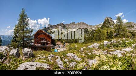 Panoramablick auf die Erfurter Hütte in Tirol, Österreich Stockfoto