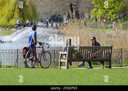 London, England, Großbritannien. Menschen genießen die Sonne im St James's Park bei Temperaturen um 23 Grad am wärmsten Märztag seit mehr als 50 Jahren (30. März