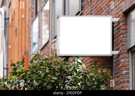 Leere quadratische Geschäft Schild mockup Straße Zeichen mit leeren kreisförmigen Shop-Logo Vorlage Brett. Stockfoto