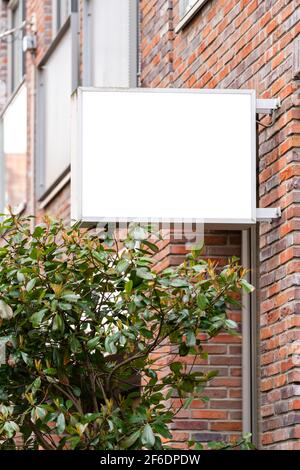 Leere quadratische Geschäft Schild mockup Straße Zeichen mit leeren kreisförmigen Shop-Logo Vorlage Brett. Stockfoto