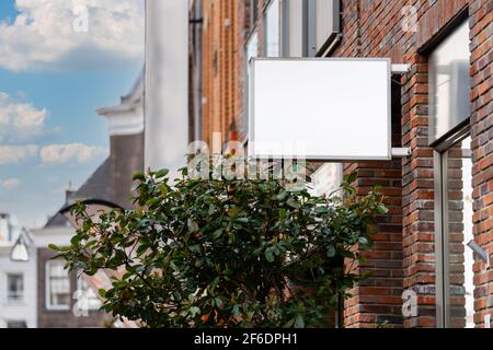 Leere quadratische Geschäft Schild mockup Straße Zeichen mit leeren kreisförmigen Shop-Logo Vorlage Brett. Stockfoto