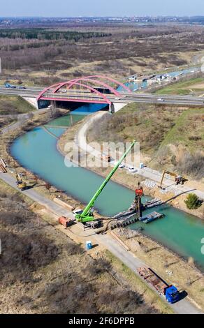 31. März 2021, Sachsen, Markkleeberg: Der Kanal zwischen Markkleeberger See (hinten) und Störmthaler See ist mit einer Pfahlwand verschlossen. Risse im Kanaldamm zwischen den Gewässern erfordern sofortige Sicherheitsmaßnahmen. Der 850 Meter lange Störmthal-Kanal verbindet die beiden Seen - die Schleuse, die jetzt von Rutschen im Böschung betroffen ist, kompensiert die Differenz von vier Metern im Wasserstand der Gewässer. Experten zufolge würde ein vollständiger Einsturz zu großflächigen Überschwemmungen führen - in den nördlichen Stadtgebieten von Markkleeberg bis Leipzig. Jetzt tauchen, surfen, segeln Stockfoto