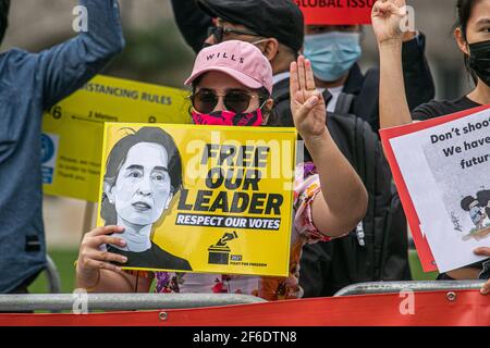 WESTMINSTER LONDON, GROSSBRITANNIEN 31. MÄRZ 2021. Mitglieder der birmanischen Gemeinde demonstrieren auf dem Parliament Square mit Plakaten und Schildern gegen die in Myanmar verhängte Militärdiktatur und fordern die Wiederherstellung der Demokratie und die Freilassung von Aung San Suu Kyi, die seit Februar 2021 unter Hausarrest gestellt wird. Viele Menschen wurden seit der militärischen Übernahme des Landes im vergangenen Monat von Sicherheitskräften in Myanmar getötet.Credit amer ghazzal/Alamy Live News Stockfoto