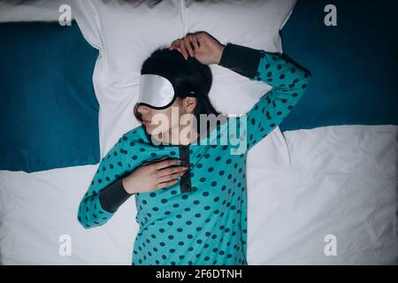 Frau schläft in Maske Stockfoto
