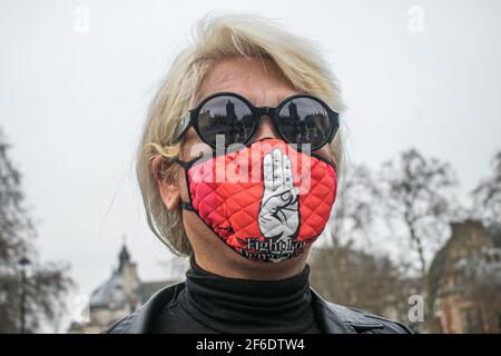 WESTMINSTER LONDON, GROSSBRITANNIEN 31. MÄRZ 2021. Mitglieder der birmanischen Gemeinde demonstrieren auf dem Parliament Square mit Plakaten und Schildern gegen die in Myanmar verhängte Militärdiktatur und fordern die Wiederherstellung der Demokratie und die Freilassung von Aung San Suu Kyi, die seit Februar 2021 unter Hausarrest gestellt wird. Viele Menschen wurden seit der militärischen Übernahme des Landes im vergangenen Monat von Sicherheitskräften in Myanmar getötet.Credit amer ghazzal/Alamy Live News Stockfoto