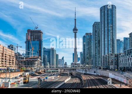 Der CN Tower, ein kanadisches Symbol und internationales Wahrzeichen, ist aus einer ungewöhnlichen Sicht zu sehen Stockfoto