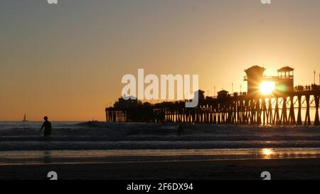 Oceanside, California USA - 16 Feb 2020: Surfer Silhouette, pazifik Strand am Abend, Wasserwellen und Sonnenuntergang. Tropische Küste, Waterfront vac Stockfoto