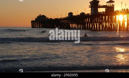 Oceanside, California USA - 16 Feb 2020: Surfer Silhouette, pazifik Strand am Abend, Wasserwellen und Sonnenuntergang. Tropische Küste, Waterfront vac Stockfoto