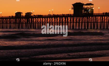 Oceanside, California USA - 16 Feb 2020: Surfer Silhouette, pazifik Strand am Abend, Wasserwellen und Sonnenuntergang. Tropische Küste, Waterfront vac Stockfoto