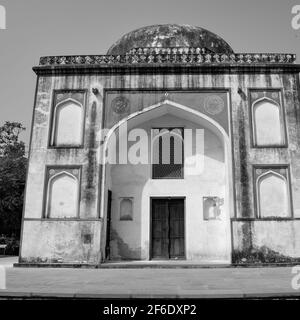 Innenansicht des Architekturgrabes im Sunder Nursery in Delhi Indien, Sunder Nursery ist Weltkulturerbe in der Nähe von Humayun Grab in Delhi, Sun Stockfoto