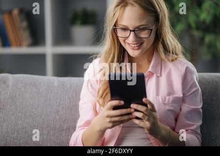 Lächelnde Frau mit tablet Stockfoto