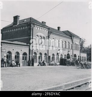 Bahnhof Värnamo. Halmstad Nässjö Railway, HNJ. Das erste Bahnhofshaus wurde 1877 erbaut und 1995 umgestellt, weil es einer geplanten Straßenüberfahrt im Wege stand. Die erste Lokomotive wurde 1875 gebaut, wurde aber 1894 erprobt und eine neue Lokomotive wurde an anderer Stelle auf der Eisenbahn gebaut. Ein neues Bahnhofshaus wurde 1899 von der Bahngesellschaft Skåne Småland, SSJ, gebaut, aber das Gebäude wurde nie als Bahnhof genutzt, als SSJ und HNJ zustimmten, den Bahnhof HNJ zu nutzen. Im Jahr 1902 wurde im Warenmagazin ein neues gemeinsames Bahnhofshaus errichtet. Im Jahr 1903 wurde Borås-Alvesta verbunden, Baj Hit und dann wurde ein neues Warenmagazin von Baj gebaut. Stockfoto
