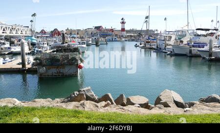 Oceanside, California USA - 26 Feb 2020: Hafendorf mit Fischerbooten und Yachten, pazifikküste Marina, Küste. Nautisches Schiff für Fi Stockfoto