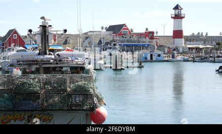 Oceanside, California USA - 26 Feb 2020: Hafendorf mit Fischerbooten und Yachten, pazifikküste Marina, Küste. Nautisches Schiff für Fi Stockfoto