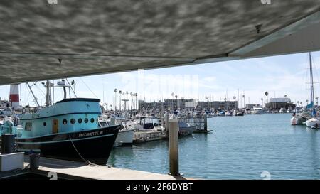 Oceanside, California USA - 26 Feb 2020: Hafendorf mit Fischerbooten und Yachten, pazifikküste Marina, Küste. Blaues nautisches Schiff f Stockfoto