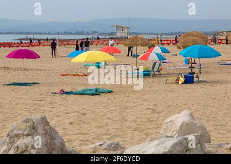 Sandbanks, Poole, Dorset, Großbritannien. März 2021. Am Strand von Sandbanks werden Dreharbeiten für die neue Netflix-Serie gedreht, die angeblich Sandman ist und den Strand von Sandbanks verwandelt, obwohl das Wetter heute viel kühler und bewölkt ist - kein ideales Strandwetter! Covid 19 Sicherheitsvorkehrungen, soziale Distanzierung, soziale Distanz, soziale Distanz und Gesichtsmasken während der Covid-19-Sperre. Quelle: Carolyn Jenkins/Alamy Live News Stockfoto