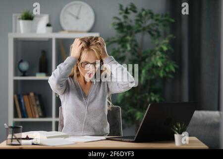 Frustrierte Schüler, die ein Notebook verwenden Stockfoto