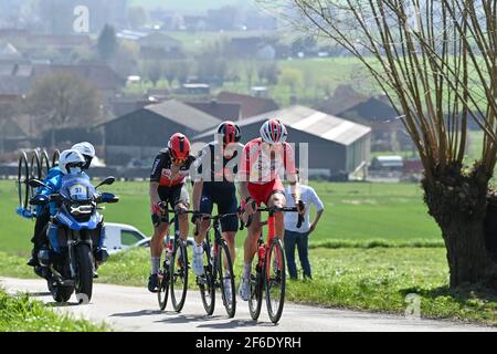 Der Brite Ethan Hayter von Ineos Grenadiers, der Belgier Jelle Wallays von Cofidis und der Belgier Florian Vermeersch von Lotto Soudal im Einsatz Stockfoto