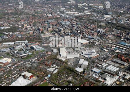 Luftaufnahme der Skyline des Stadtzentrums von Bolton, mit dem Bolton Shopping Park im Vordergrund, Greater Manchester Stockfoto