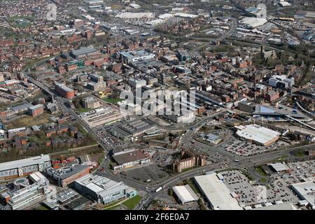 Luftaufnahme der Skyline des Bolton Stadtzentrums mit Bolton Shopping Outlet, Bolton Market und Morrisons Supermarkt im Vordergrund Stockfoto