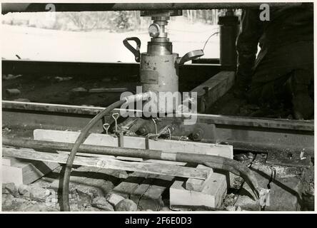 Banwork nach dem Wiederanfahren des Zuges 93, des Nordarms, auf der Strecke zwischen Simeå und Unterwache in 1956-03-27. Stockfoto