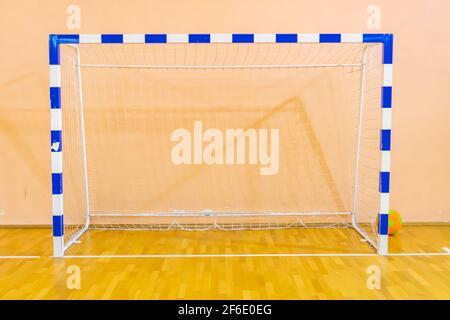 Fußballtor in einem Sportzentrum, einer Sporthalle mit Holzboden und einem Fussballflügel Stockfoto