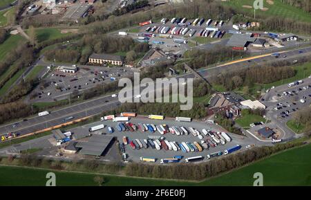 Luftaufnahme von Hartshead Moor Services, Autobahnverbindungen auf der M62 in der Nähe von Brighouse, West Yorkshire Stockfoto