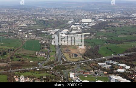 Luftaufnahme der Kreuzung 26 der Autobahn M62 bei Cleckheaton und der M606 nach Bradford, West Yorkshire, Großbritannien Stockfoto