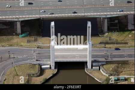 Luftaufnahme der Hebebrücke der A57 Salford Western Gateway Road in Barton, Manchester. Die Autobahn M60 (Viadukt) befindet sich direkt hinter dem Hotel. Stockfoto