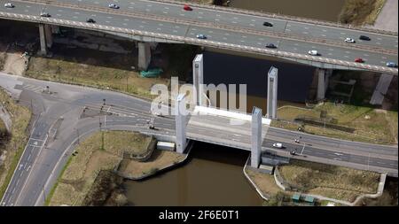 Luftaufnahme der Hebebrücke der A57 Salford Western Gateway Road in Barton, Manchester. Die Autobahn M60 (Viadukt) befindet sich direkt hinter dem Hotel. Stockfoto