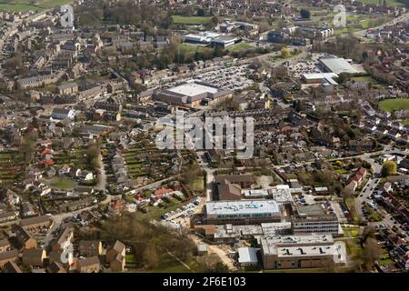 Luftaufnahme des Stadtzentrums von Guiseley (im Stadtbezirk Leeds), West Yorkshire. Die Guiseley School steht im Vordergrund, Morrisons weiter hinten Stockfoto