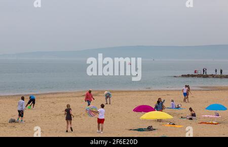 Sandbanks, Poole, Dorset, Großbritannien. März 2021. Am Strand von Sandbanks werden Dreharbeiten für die neue Netflix-Serie gedreht, die angeblich Sandman ist und den Strand von Sandbanks verwandelt, obwohl das Wetter heute viel kühler und bewölkt ist - kein ideales Strandwetter! Covid 19 Sicherheitsvorkehrungen, soziale Distanzierung, soziale Distanz, soziale Distanz und Gesichtsmasken während der Covid-19-Sperre. Quelle: Carolyn Jenkins/Alamy Live News Stockfoto