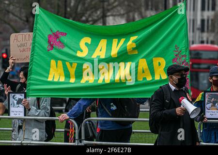 WESTMINSTER LONDON, GROSSBRITANNIEN 31. MÄRZ 2021. Mitglieder der birmanischen Gemeinde demonstrieren auf dem Parliament Square mit Plakaten und Schildern gegen die in Myanmar verhängte Militärdiktatur und fordern die Wiederherstellung der Demokratie und die Freilassung von Aung San Suu Kyi, die seit Februar 2021 unter Hausarrest gestellt wird. Viele Menschen wurden seit der militärischen Übernahme des Landes im vergangenen Monat von Sicherheitskräften in Myanmar getötet.Credit amer ghazzal/Alamy Live News Stockfoto